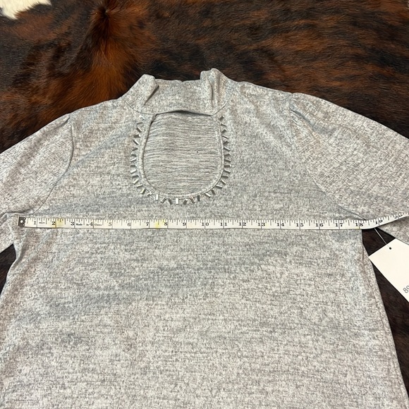 New 89th + Madison Gray Soft Top with Silver Neck Embellishments Size Medium - Picture 11 of 13